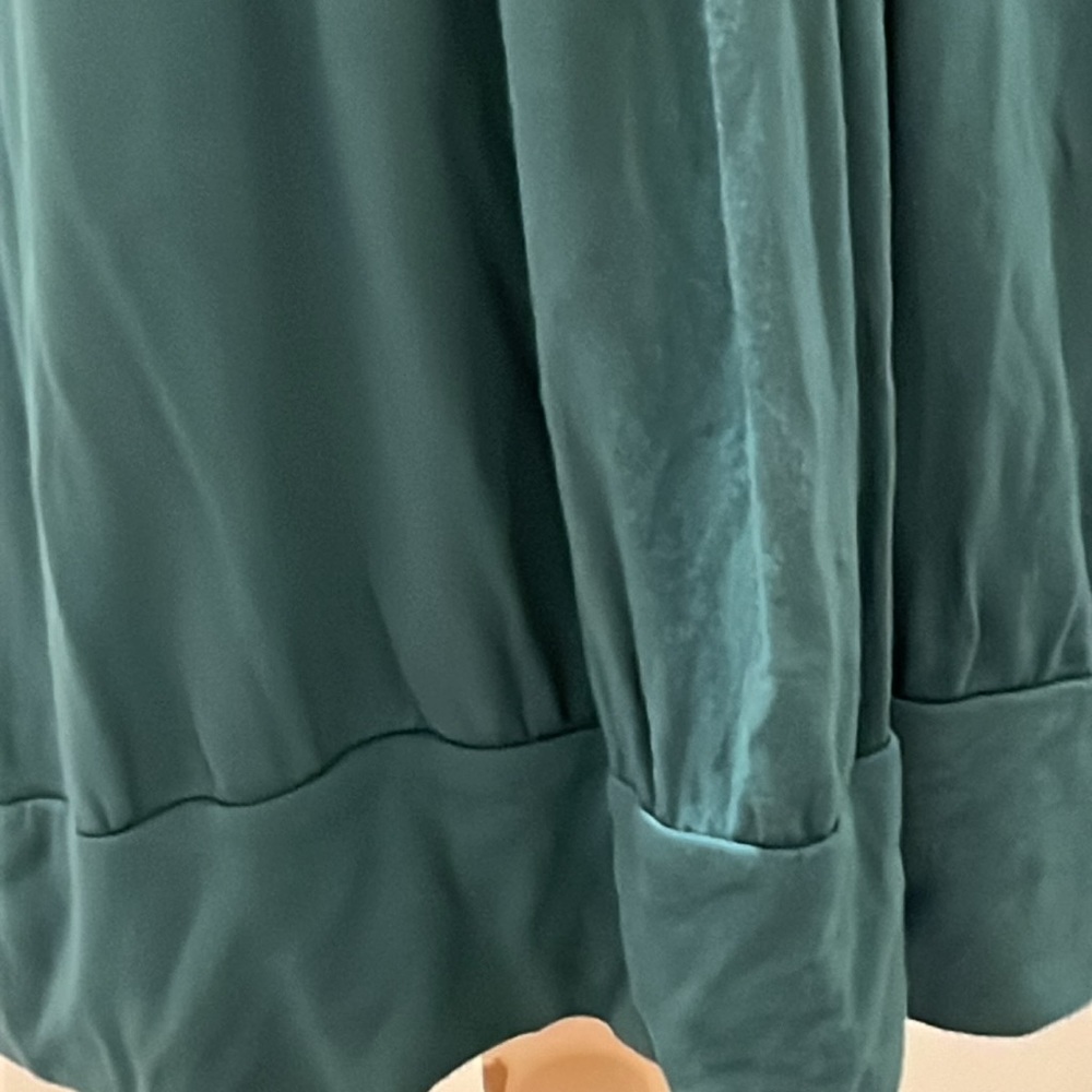 💚#2125 EUC  Access Green Top - Picture 5 of 6